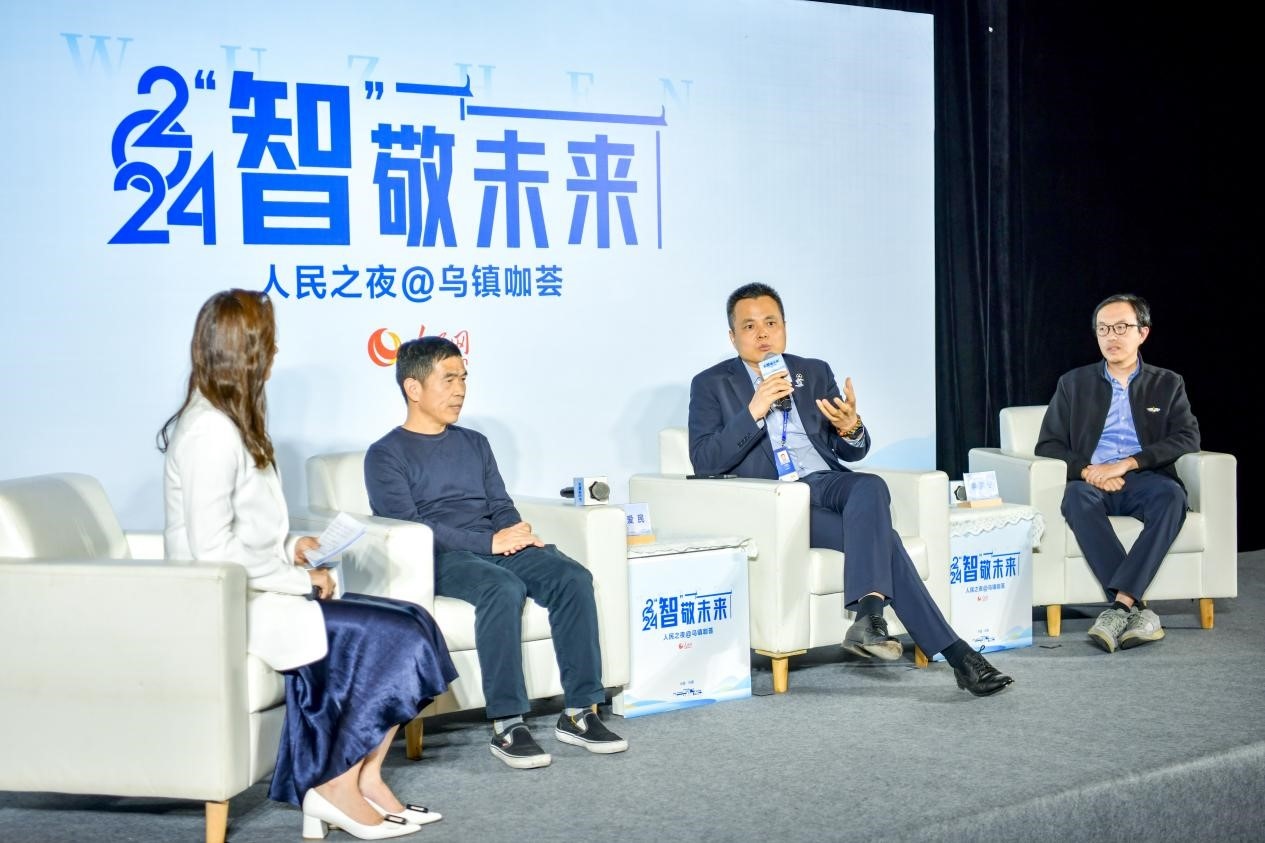 在對(duì)話環(huán)節(jié)，之江實(shí)驗(yàn)室高級(jí)研究專家潘愛(ài)民、伏羲智庫(kù)創(chuàng)始人李曉東、麒麟軟件副總經(jīng)理李震寧探討“‘百模大戰(zhàn)’將卷向何方”。人民網(wǎng)記者 任峰濤攝