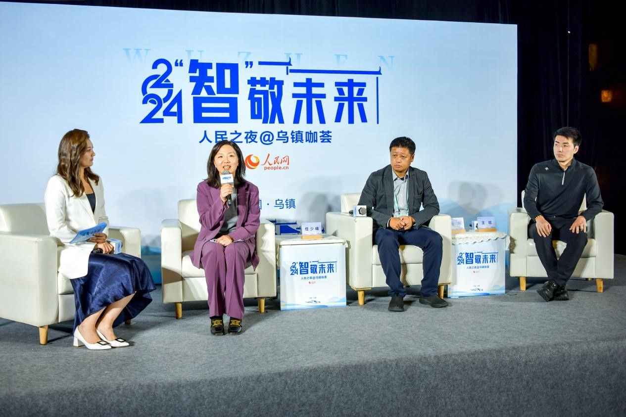在對(duì)話環(huán)節(jié)，趣丸科技總編輯、副總裁任少峰，星云智慧機(jī)器人CEO李明，可之教育大模型創(chuàng)始人王冠討論“人工智能如何惠及大眾”。人民網(wǎng)記者 任峰濤攝