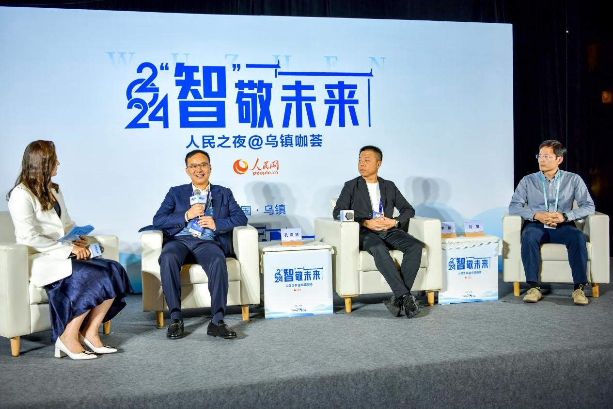 在對(duì)話環(huán)節(jié)，中國(guó)華宇集團(tuán)有限公司總經(jīng)理兼華宇控股集團(tuán)董事長(zhǎng)孔慶慧，量子之歌集團(tuán)創(chuàng)始人、董事長(zhǎng)李鵬，震坤行CTO劉陽(yáng)討論“AI何以重構(gòu)千行百業(yè)”。人民網(wǎng)記者 任峰濤攝