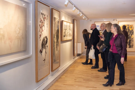 來賓參觀畫展。中國駐瑞典大使館供圖