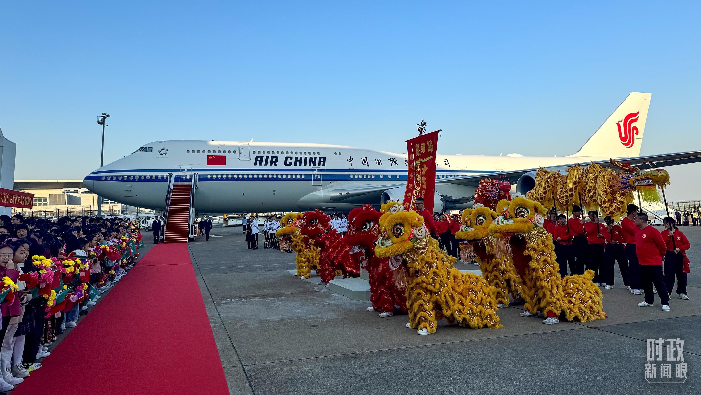 △機(jī)場(chǎng)歡迎人群靜候習(xí)主席。（總臺(tái)央視記者李增仁拍攝）
