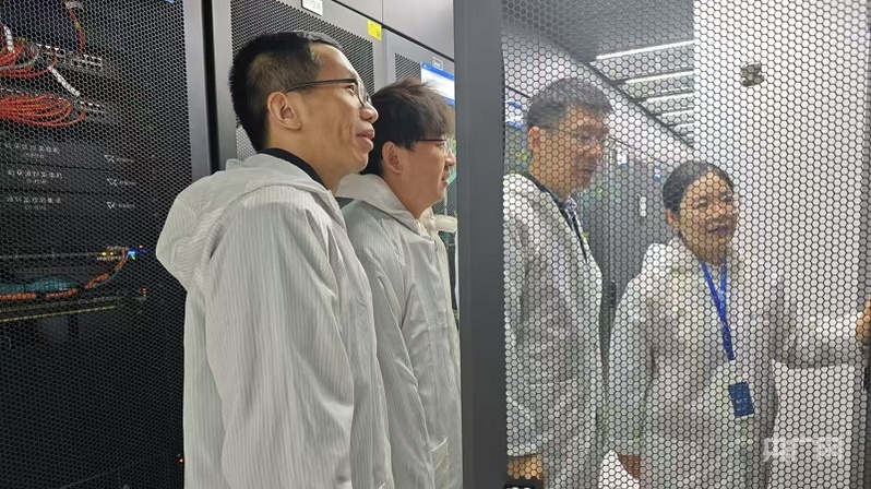 陳平平和團(tuán)隊(duì)在實(shí)驗(yàn)室設(shè)備機(jī)房開(kāi)展創(chuàng)新網(wǎng)絡(luò)測(cè)試驗(yàn)證(央廣網(wǎng)記者 王錫斐 攝)