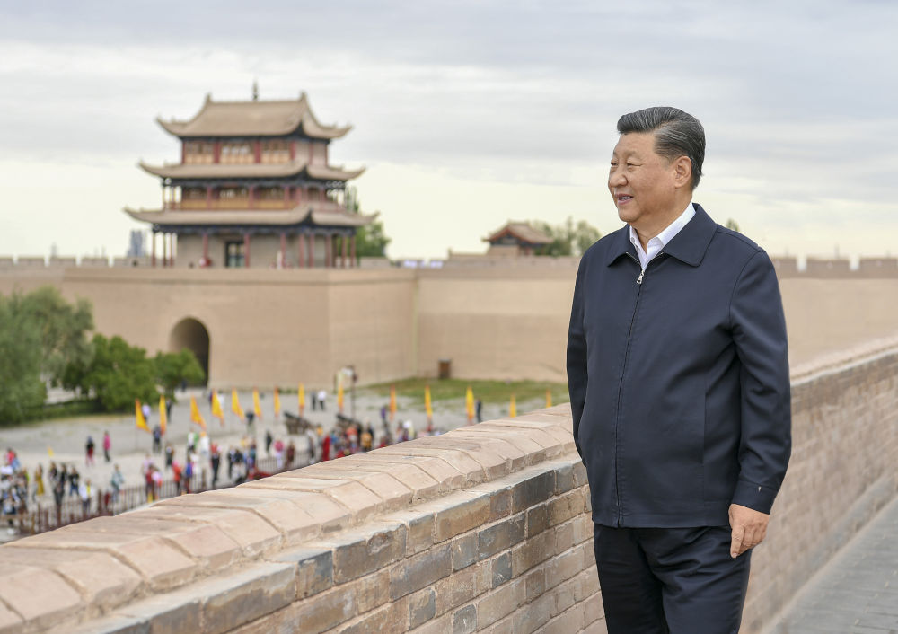 2019年8月20日上午，習(xí)近平總書記來到嘉峪關(guān)關(guān)城，登上城樓察看關(guān)城整體面貌，聽取河西走廊長城、關(guān)隘歷史文化情況介紹。新華社記者 謝環(huán)馳 攝
