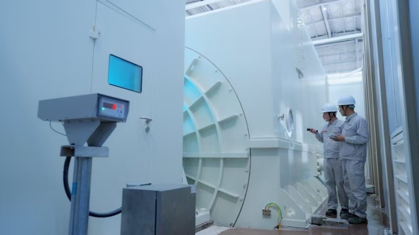 工作人員檢查300兆瓦壓氣儲(chǔ)能示范工程發(fā)電機(jī)。受訪者供圖