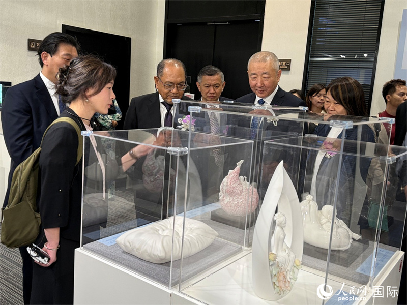 嘉賓在參觀展覽。 人民網(wǎng)記者 章念生攝