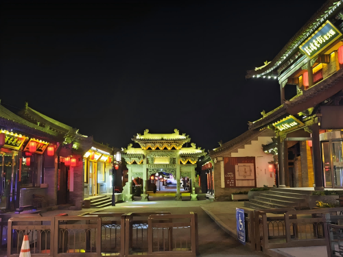 道歉公告發(fā)布后，凌晨5時(shí)的古城。人民網(wǎng)記者 黃鈺攝