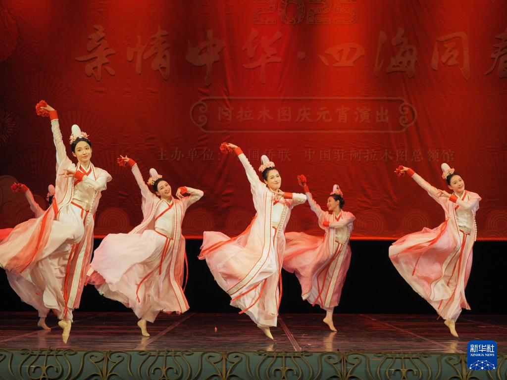 2月11日，在哈薩克斯坦阿拉木圖的阿拜國(guó)家歌劇和芭蕾舞劇院，中國(guó)演員表演舞蹈《元日霓裳》。新華社記者 趙宇 攝