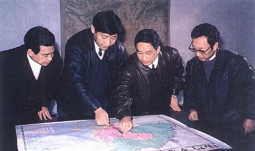 1991年12月，習(xí)近平與同事討論福州市戰(zhàn)略規(guī)劃設(shè)想。（圖源：《習(xí)近平在福州》）