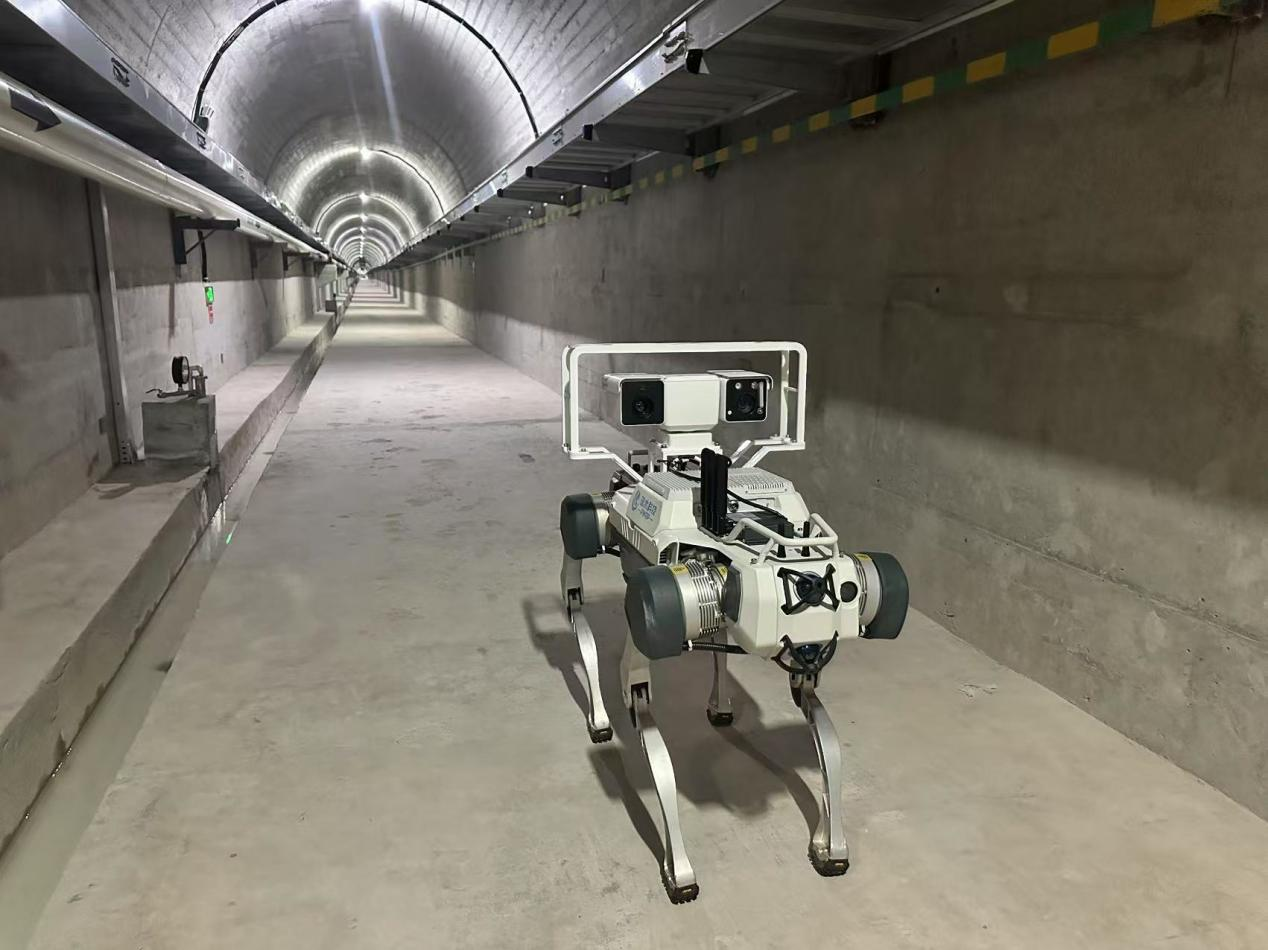 機(jī)器人正在對(duì)大壩廊道進(jìn)行巡檢，重點(diǎn)監(jiān)測(cè)裂縫，滲水點(diǎn)，積水等。水利部供圖