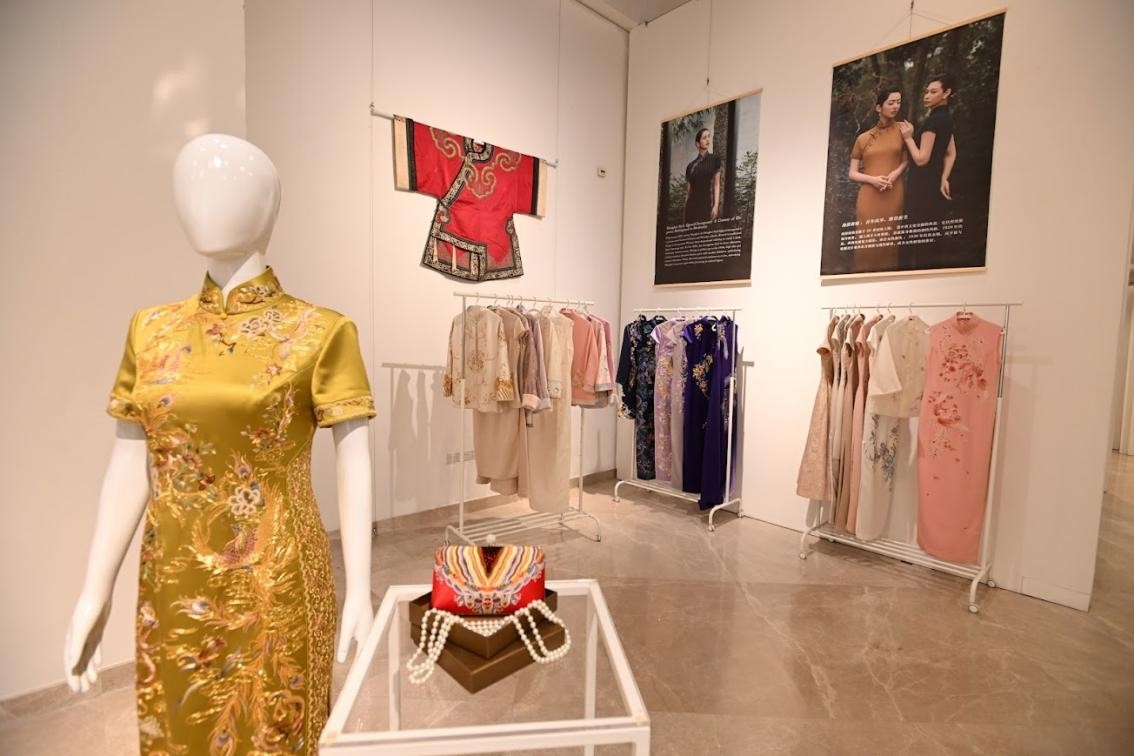 展覽現(xiàn)場(chǎng)展出各種款式的精美旗袍。新加坡中國(guó)文化中心供圖