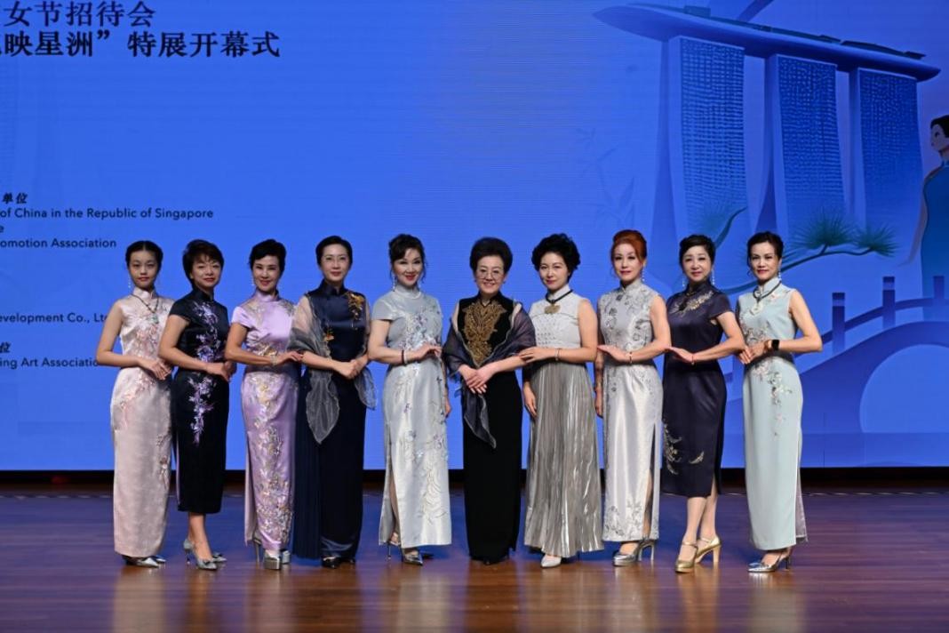 海派旗袍走秀展示著不同款式旗袍的獨(dú)特魅力。新加坡中國(guó)文化中心供圖