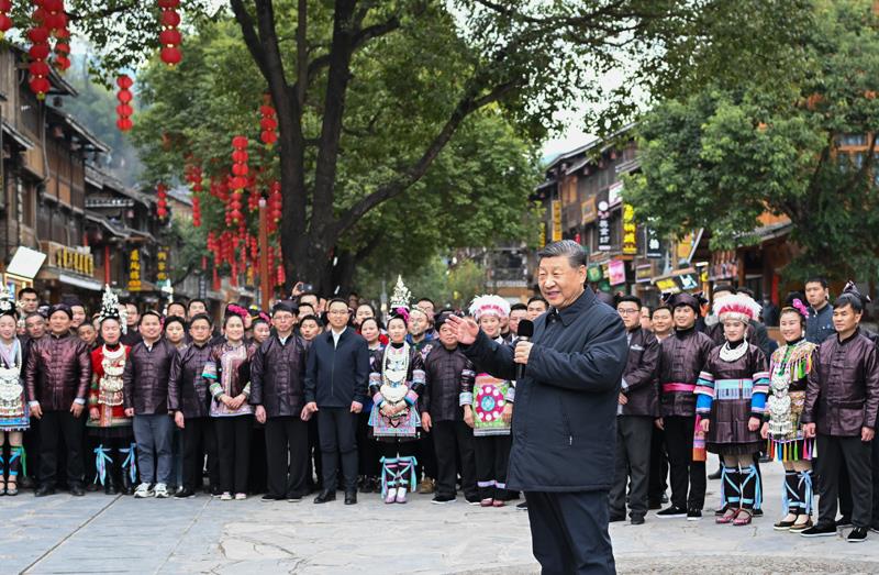 △今年3月17日，在貴州肇興侗寨考察時，習(xí)近平總書記同村民們親切交流。
