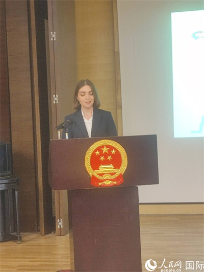 意方學(xué)生代表白綺花發(fā)言。人民網(wǎng)記者 鄭彬攝