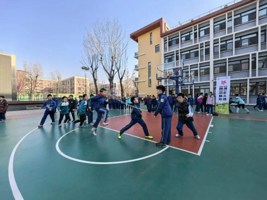 北京師范大學(xué)實(shí)驗(yàn)小學(xué)開展跳繩比賽。