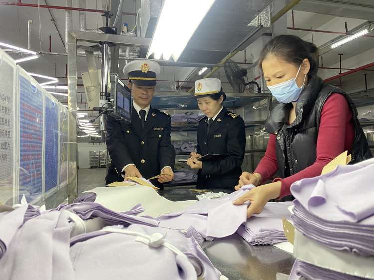 黃埔海關關員到毛織企業(yè)開展調(diào)研。周青攝