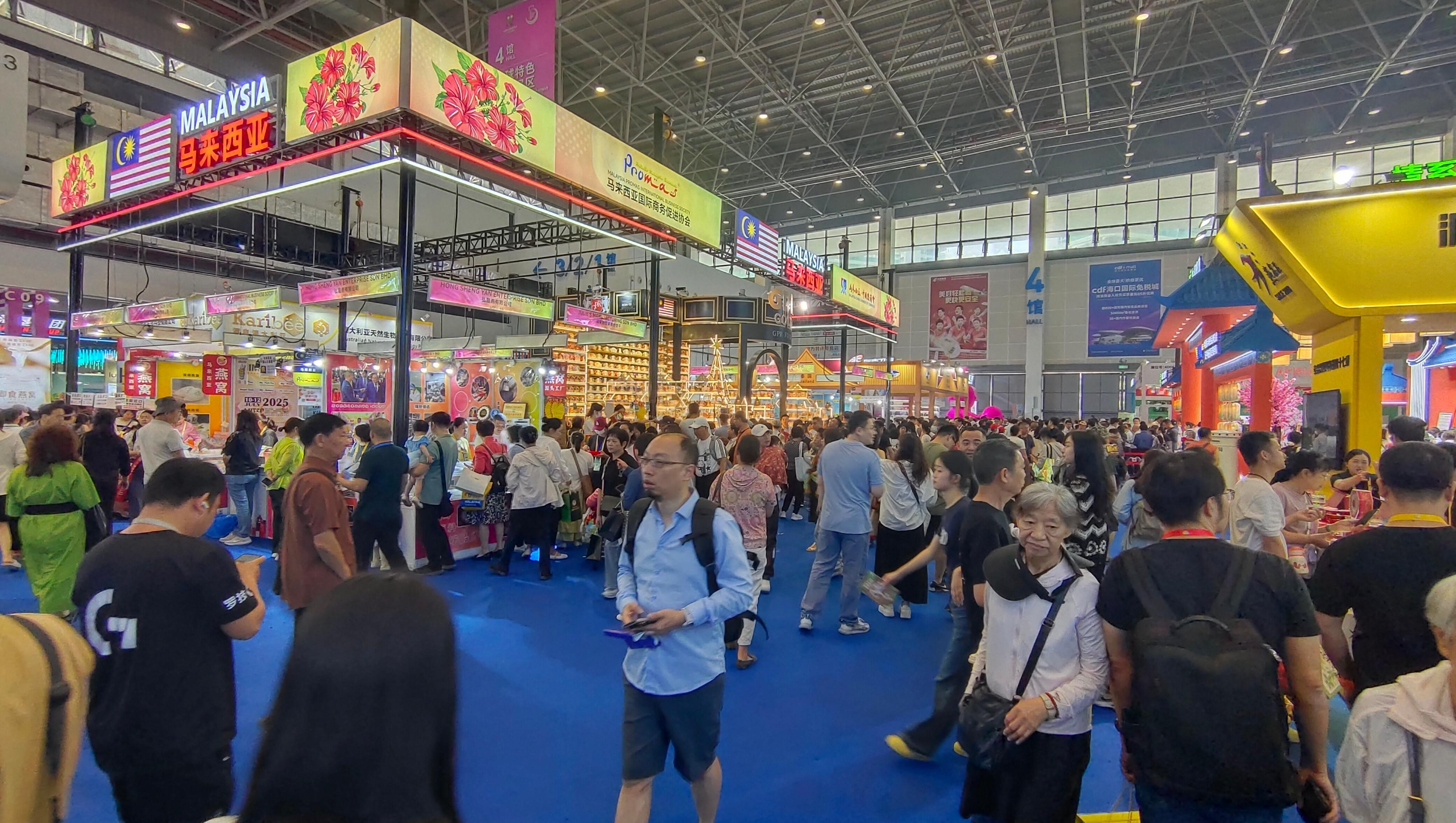 消博會迎來公眾開放日，眾多市民、客商來到展館參觀、購物。人民網(wǎng)記者 李彤?dāng)z