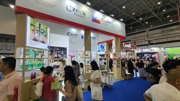 觀展者在各國展臺采購、咨詢。人民網(wǎng)記者 李彤?dāng)z