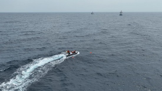 4月23日，中越海警開展海上聯(lián)合搜救演練，模擬營救落水人員。（中國海警供圖）