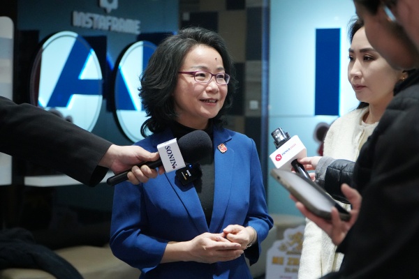 沈敏娟大使接受中蒙主流媒體采訪。中國駐蒙古國使館供圖