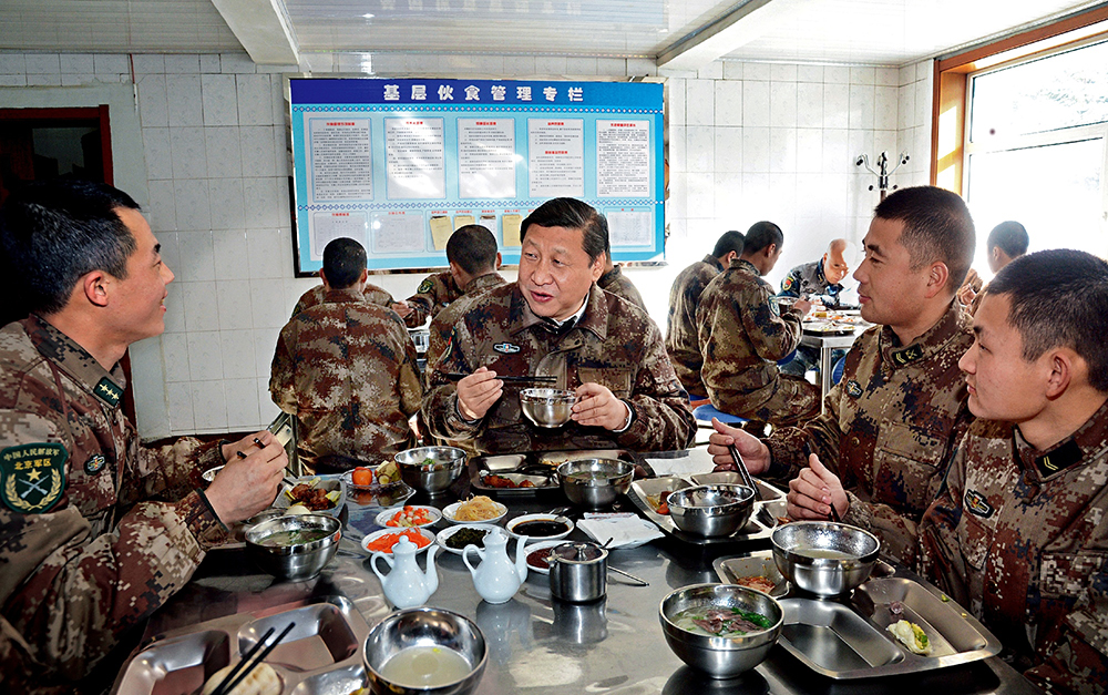 2014年1月26日，習(xí)近平主席專程來到內(nèi)蒙古軍區(qū)邊防某部，親切看望慰問戍邊官兵。這是在連隊食堂，習(xí)近平主席同戰(zhàn)士們一起用餐。