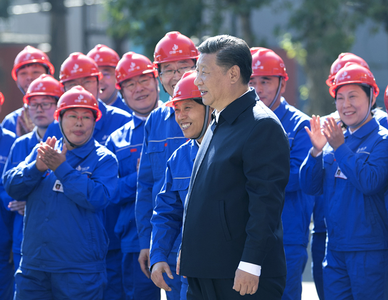 2018年9月26日，在中國一重集團，習(xí)近平總書記走到工人中間，同大家親切交流。