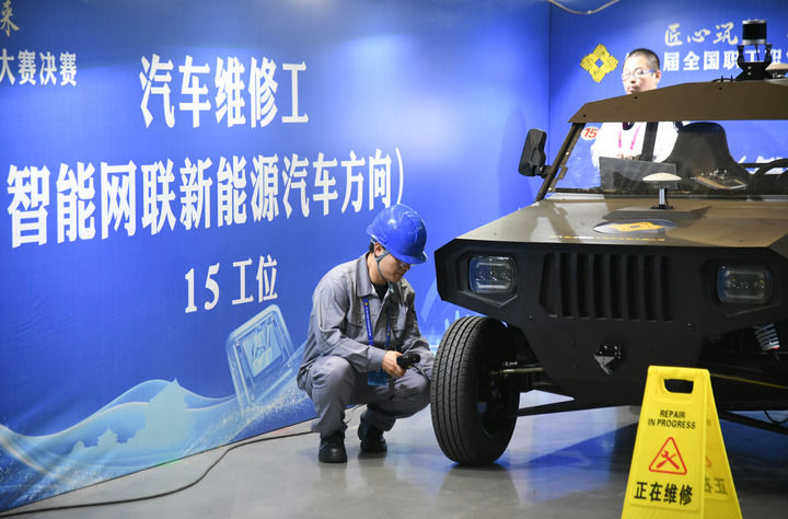 2024年9月11日，由全國總工會(huì)、人力資源和社會(huì)保障部等單位主辦的第八屆全國職工職業(yè)技能大賽決賽在陜西開幕。這是選手在位于西安國際會(huì)展中心的比賽場地參加汽車維修工（智能網(wǎng)聯(lián)新能源汽車方向）工種比賽。新華社記者 張博文 攝