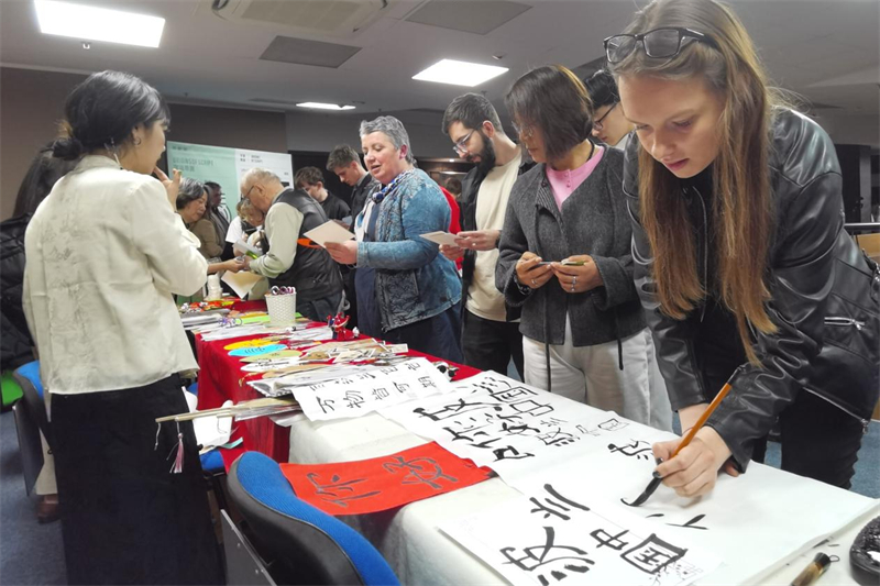 現(xiàn)場來賓體驗中國傳統(tǒng)文化。中國駐波蘭大使館供圖。