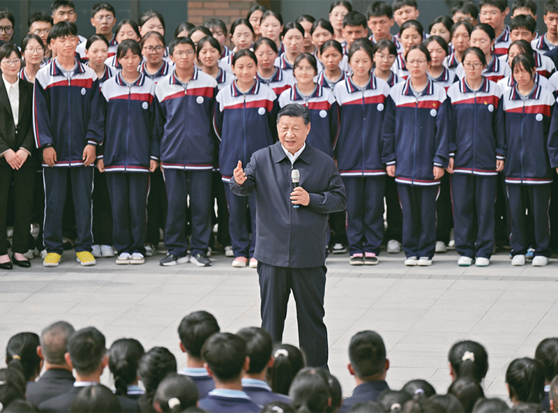 2024年6月18日至19日，中共中央總書記、國家主席、中央軍委主席習(xí)近平在青?？疾?。這是18日下午，習(xí)近平在果洛西寧民族中學(xué)考察時，同師生們親切交流。 新華社記者 岳月偉/攝