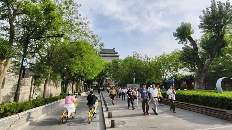 外國游客游覽北京鼓樓。人民網(wǎng)記者 李楠樺攝