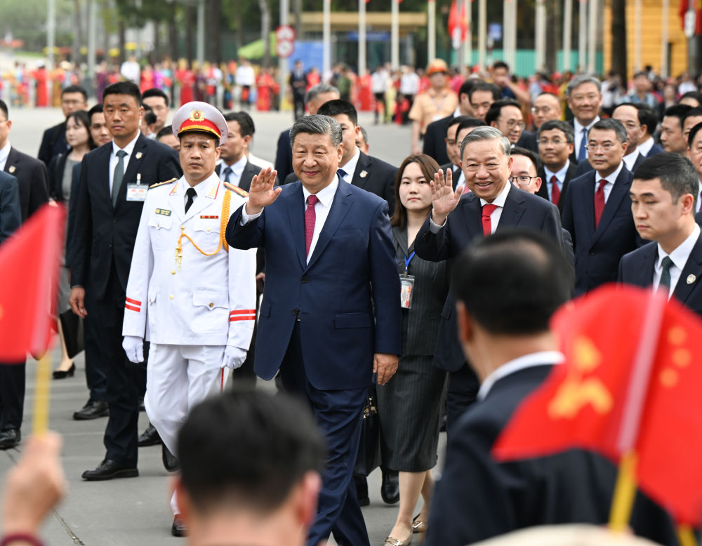 4月14日，中共中央總書記、國家主席習近平抵達河內(nèi)對越南進行國事訪問。當日下午，越共中央總書記蘇林為習近平舉行隆重歡迎儀式。這是歡迎儀式后，習近平和蘇林一同步行前往越共中央駐地舉行會談時，向歡迎人群揮手致意。新華社記者 張領 攝