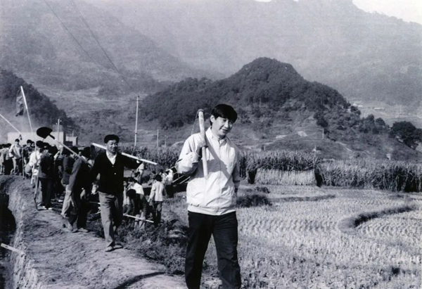 這是1989年，時(shí)任福建省寧德地委書記的習(xí)近平帶領(lǐng)地直機(jī)關(guān)千余名干部到寧德縣南漈水利工地參加清溝排障修整水渠勞動(dòng)。新華社發(fā)
