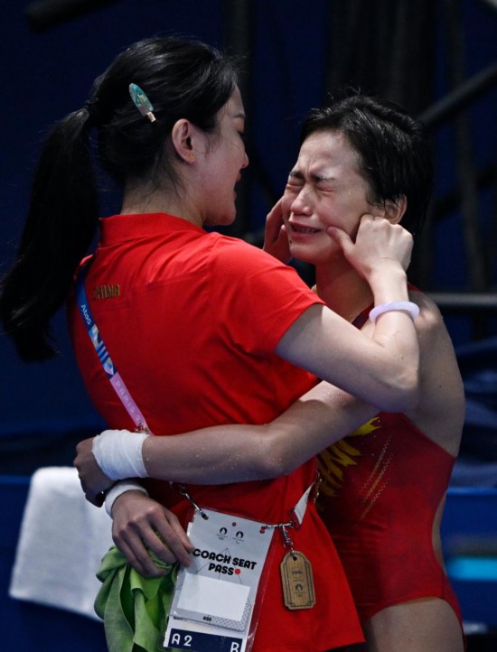 2024年8月6日，中國選手全紅嬋（右）與教練陳若琳在巴黎奧運(yùn)會女子10米臺決賽后慶祝。新華社記者 王鵬 攝