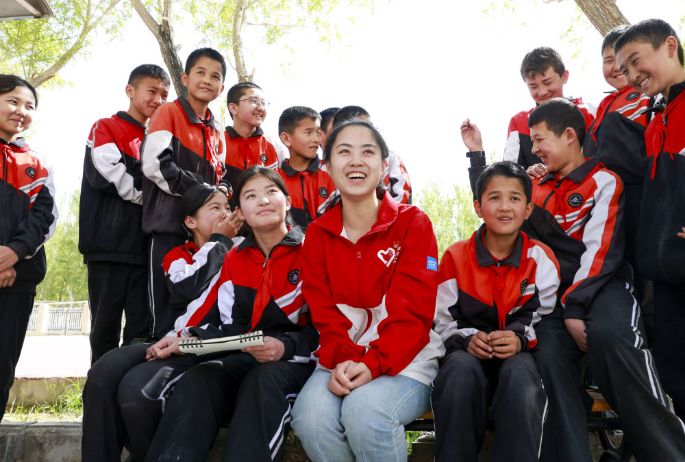 4月23日，在新疆克州阿圖什市哈拉峻鄉(xiāng)謝依特小學(xué)，支教教師高淑賢和學(xué)生們?cè)谝黄稹? width=
