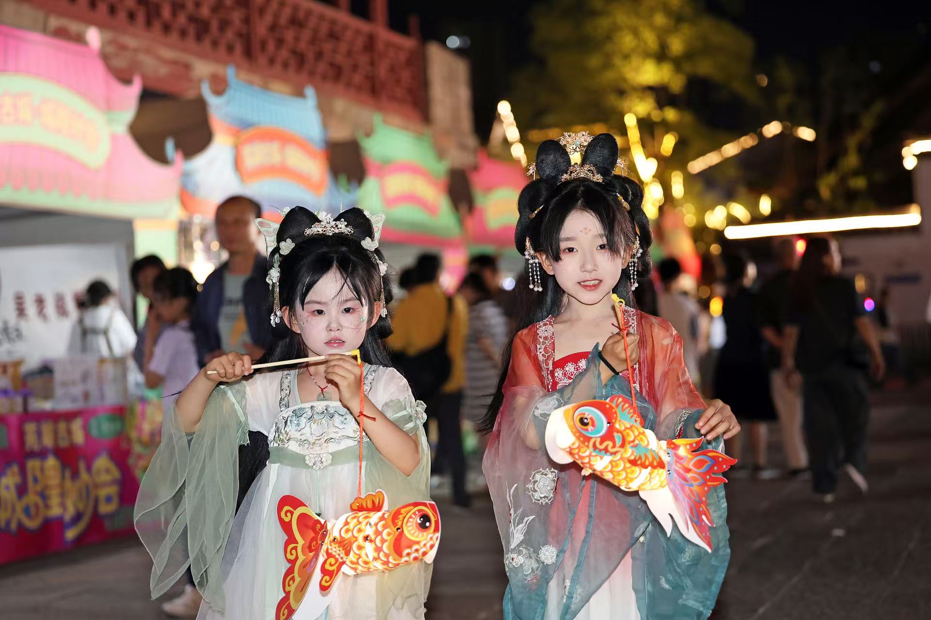2025年5月2日晚，安徽蕪湖古城，魚燈巡游吸引游人駐足觀看。（圖片來源：視覺中國）