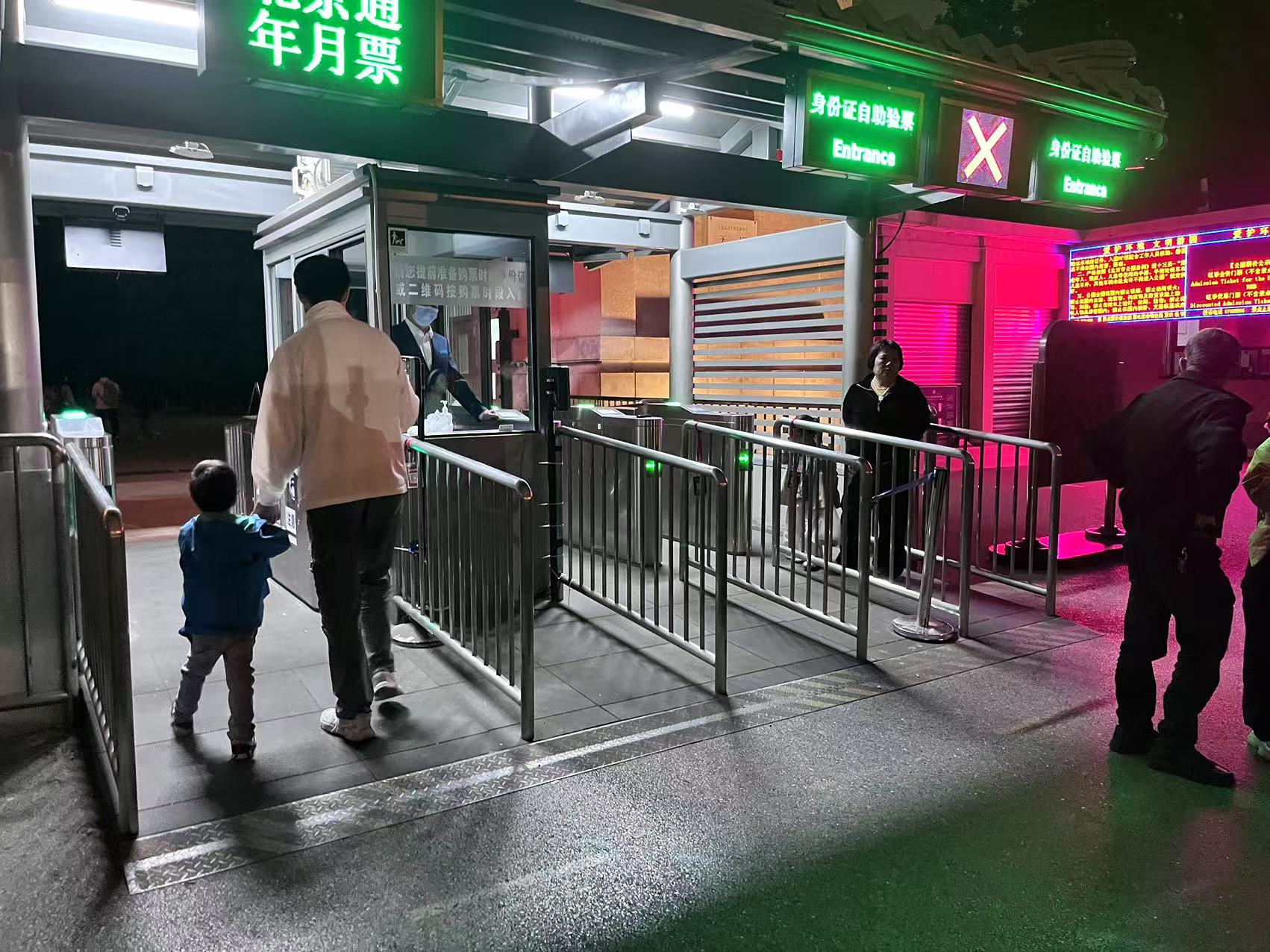 北京天壇公園延長(zhǎng)開放時(shí)間，游客進(jìn)入游覽。人民網(wǎng)記者 李楠樺攝