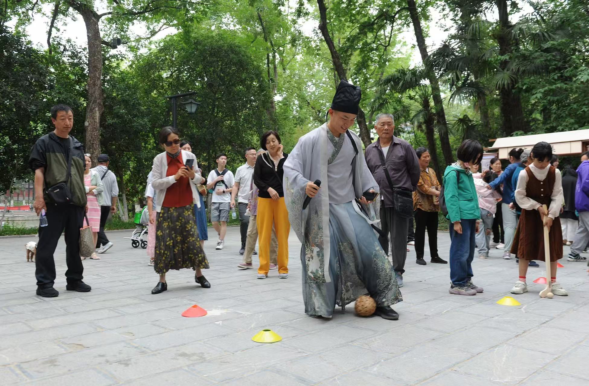 2025年5月3日，安徽省合肥市包公園景區(qū)，游客正在參與“蹴鞠”體育活動。（圖片來源：視覺中國）