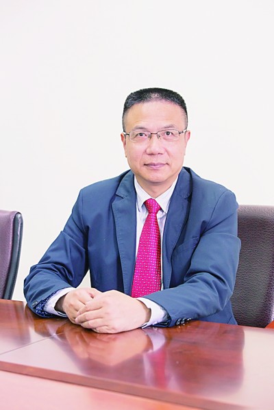 徐飛 教授、博士生導(dǎo)師。歷任上海交通大學(xué)副校長(zhǎng)、西南交通大學(xué)校長(zhǎng)、上海財(cái)經(jīng)大學(xué)常務(wù)副校長(zhǎng)，現(xiàn)任福耀科技大學(xué)常務(wù)副校長(zhǎng)。國(guó)務(wù)院政府特殊津貼專家。先后兼任中國(guó)鐵道學(xué)會(huì)副理事長(zhǎng)，中國(guó)管理學(xué)會(huì)組織與戰(zhàn)略專業(yè)委員會(huì)副主任，教育部高等學(xué)校創(chuàng)新創(chuàng)業(yè)教育指導(dǎo)委員會(huì)副主任，中國(guó)高等教育學(xué)會(huì)創(chuàng)新創(chuàng)業(yè)教育分會(huì)理事長(zhǎng)，中國(guó)高質(zhì)量MBA教育認(rèn)證（CAMEA）工作委員會(huì)副主任，中國(guó)職業(yè)技術(shù)教育學(xué)會(huì)副會(huì)長(zhǎng)等。主要研究領(lǐng)域?yàn)閼?zhàn)略管理、競(jìng)爭(zhēng)戰(zhàn)略與博弈論、創(chuàng)新創(chuàng)業(yè)、跨文化戰(zhàn)略領(lǐng)導(dǎo)力等。出版著作20余部。