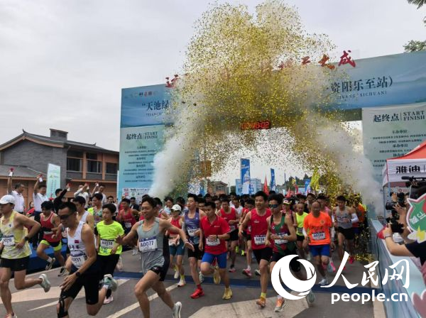 全民健身跑參賽選手沖出起點(diǎn)。人民網(wǎng)記者 楊磊攝