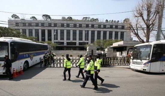 4月3日，在韓國首爾，警察在韓國憲法法院前執(zhí)勤。新華社記者姚琪琳攝