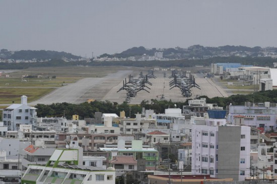 這是2023年11月25日在日本沖繩美軍普天間基地駐留的“魚(yú)鷹”運(yùn)輸機(jī)（資料照片）。新華社記者馮武勇攝