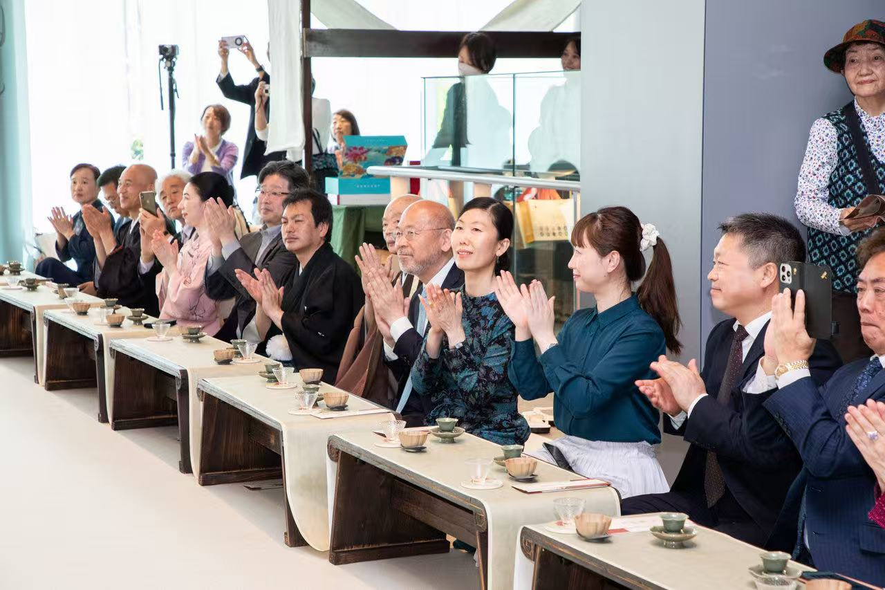 中日兩國(guó)文旅界、各茶道流派嘉賓出席開(kāi)幕式。中國(guó)駐大阪旅游辦事處供圖
