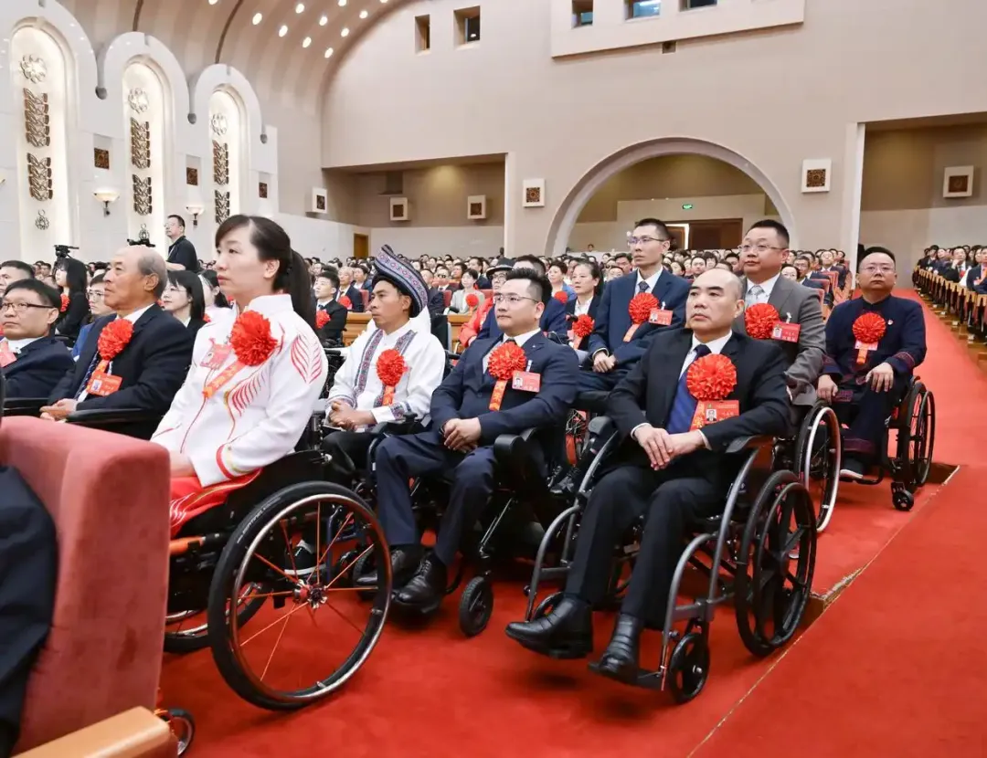 2025年5月16日，第七次全國(guó)自強(qiáng)模范暨助殘先進(jìn)表彰大會(huì)在北京召開。大會(huì)表彰了200名“全國(guó)自強(qiáng)模范”、200個(gè)“全國(guó)殘疾人工作先進(jìn)集體”和60名“全國(guó)殘疾人工作先進(jìn)個(gè)人”。