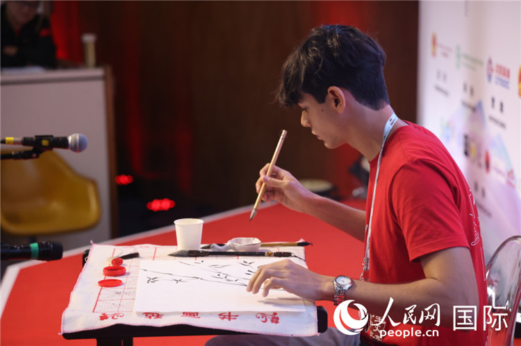 2025年“漢語橋”巴西賽區(qū)決賽的“才藝展示”環(huán)節(jié)，一名參賽者正在繪畫。人民網(wǎng)記者 時(shí)元皓攝