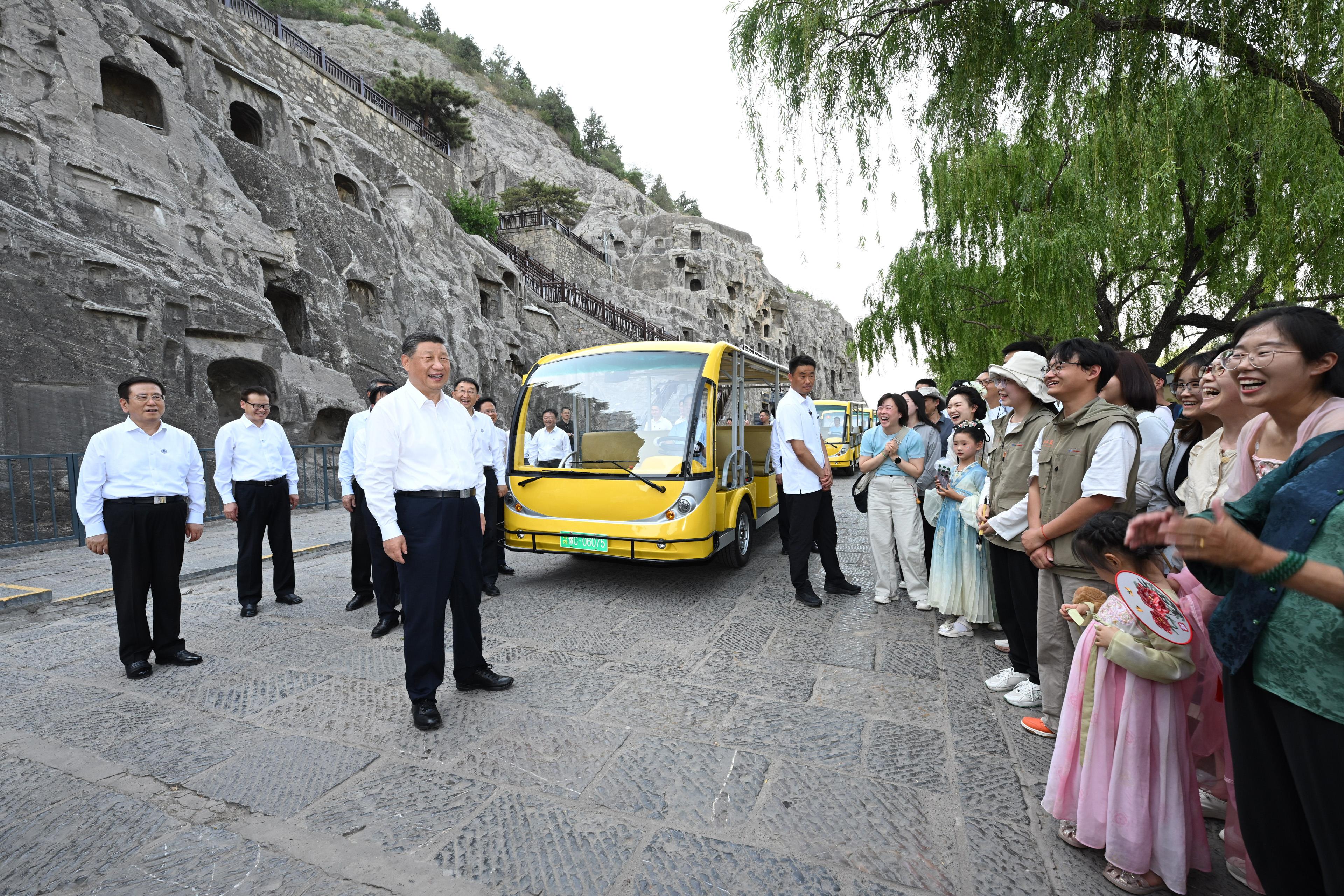 2025年5月19日，習(xí)近平總書(shū)記在洛陽(yáng)龍門(mén)石窟考察時(shí)，同游客親切交流。