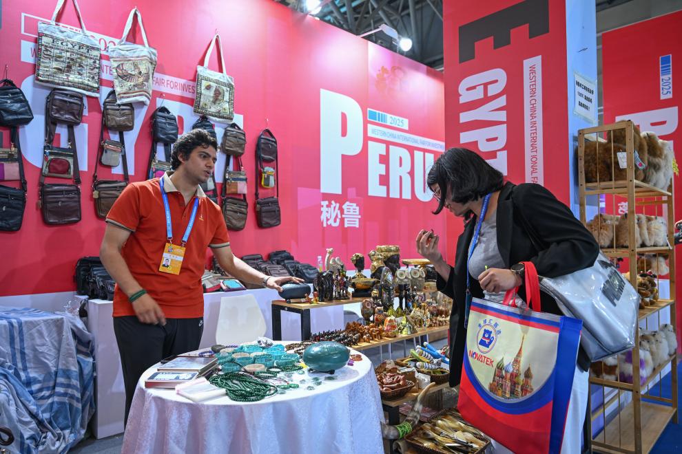 5月22日，外國展商在西洽會現(xiàn)場向參觀者介紹產(chǎn)品。新華社記者 陳誠 攝