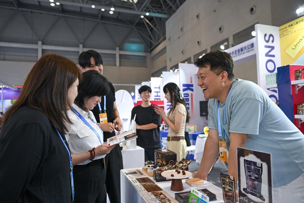 5月22日，韓國展商（右一）在西洽會現(xiàn)場向參觀者介紹產(chǎn)品。新華社記者 陳誠 攝