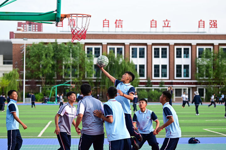 2024年6月18日，學(xué)生在青海果洛西寧民族中學(xué)打籃球。新華社記者 張龍 攝