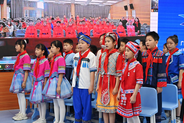 2025年3月28日，在“壯蒙一家親 共筑中國夢”手拉手主題云隊會上，廣西南寧市濱湖路小學(xué)四（1）中隊隊員通過網(wǎng)絡(luò)和內(nèi)蒙古鄂爾多斯東勝區(qū)第十二小學(xué)四（9）中隊隊員一起唱《中國少年先鋒隊隊歌》。新華社記者 周華 攝