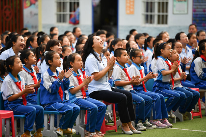 2021年7月1日，在位于陜西省延安市的楊家?guī)X福州希望小學(xué)，師生收看慶祝中國共產(chǎn)黨成立100周年大會。新華社記者 張博文 攝