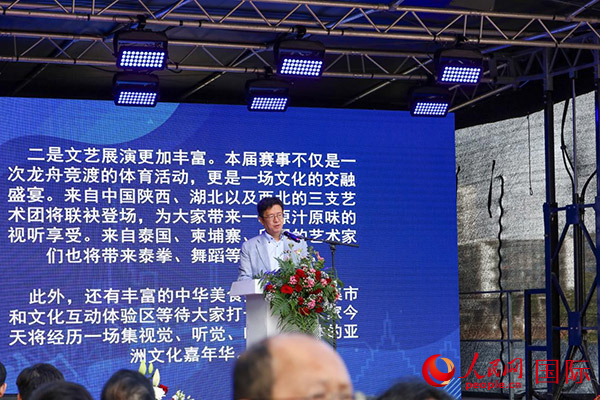 中國駐法蘭克?？傤I(lǐng)事黃昳揚(yáng)在致辭中對龍舟賽表示熱烈祝賀。人民網(wǎng) 依琳攝